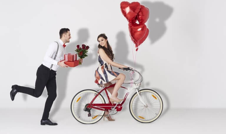 happy couple with gift and heart shaped balloon